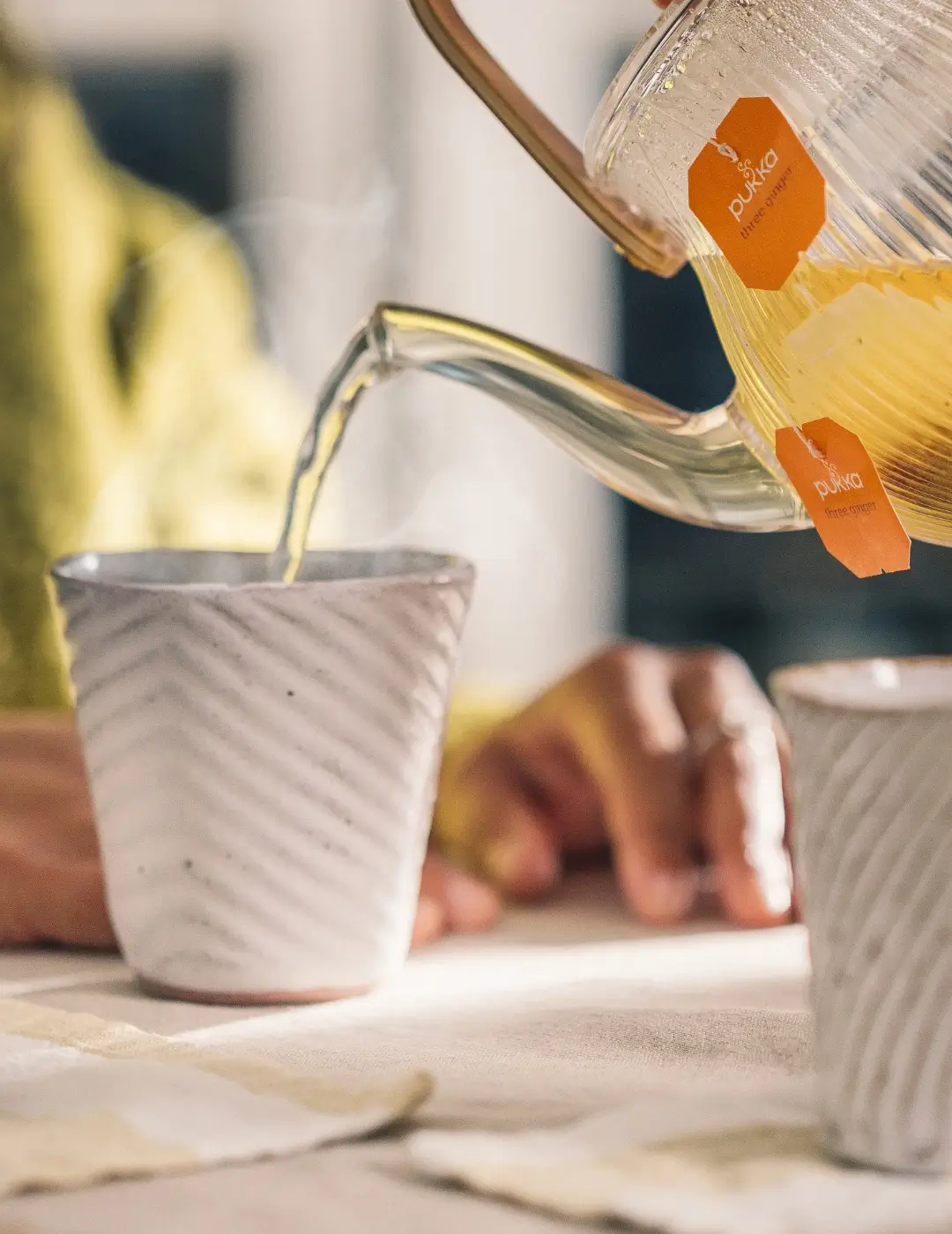 Khoảnh khắc thư thái bên tách trà